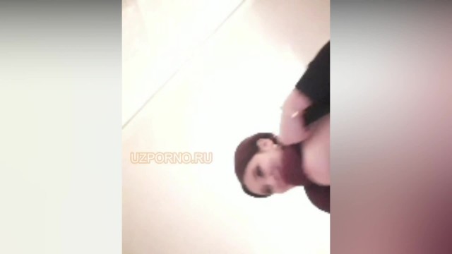 Длинноволосая шлюха сидит на члене в узбекском порно
